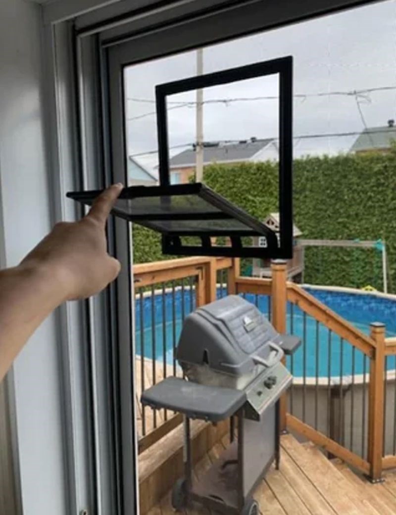 17. "Moja žena je dva sata postavljala ovu mrežu s vratima za mačka. Bila je toliko ponosna na sebe kad je završila, a onda smo vidjeli da je krivo postavila"