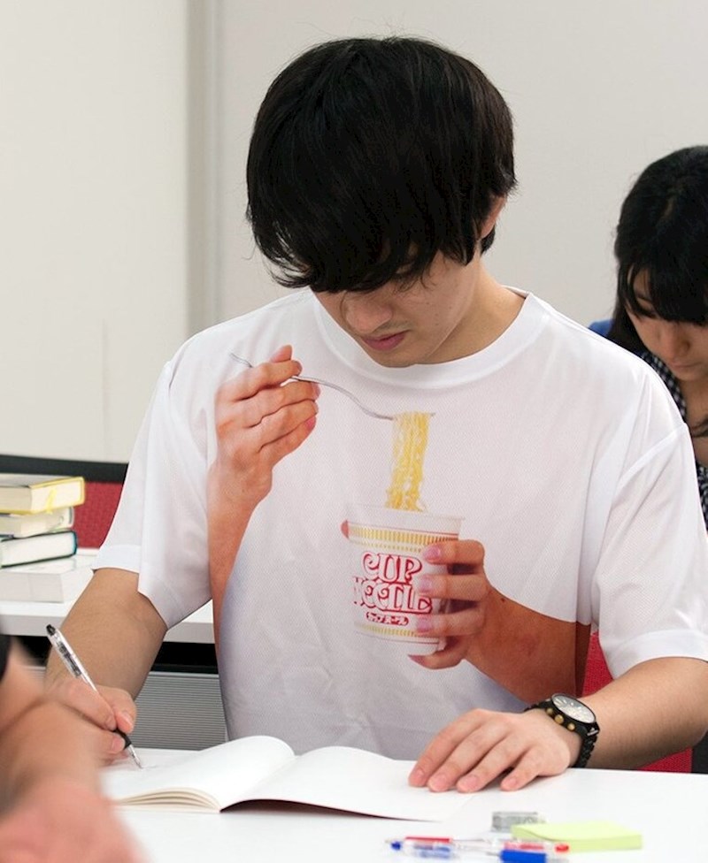 7. "Jedan dečko na predavanju je nosio jako zbunjujuću majicu. Svi smo ga čudno gledali dok nismo shvatili u čemu je fora"