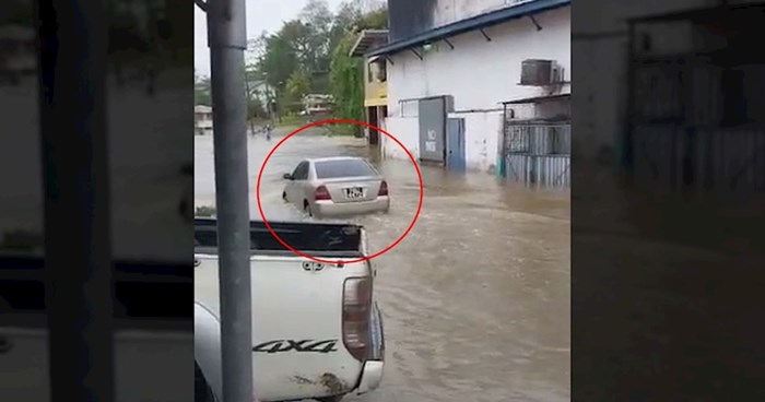 Tip pokušao ispasti faca i odvesti se kroz poplavljenu ulicu, ali nije predvidio ovakav kraj vožnje