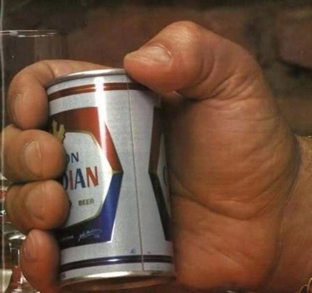 Div Andre bio je visok 224 cm, evo kolika je bila limenka u njegovoj ogromnoj ruci...