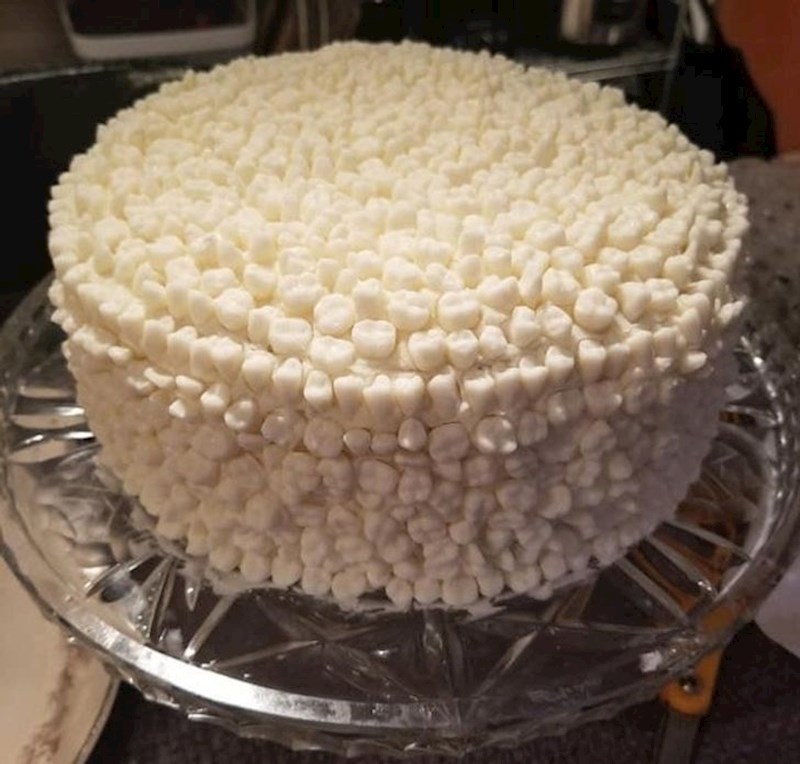 2. Ova vrlo neobična torta koja uopće ne izgleda primamljivo