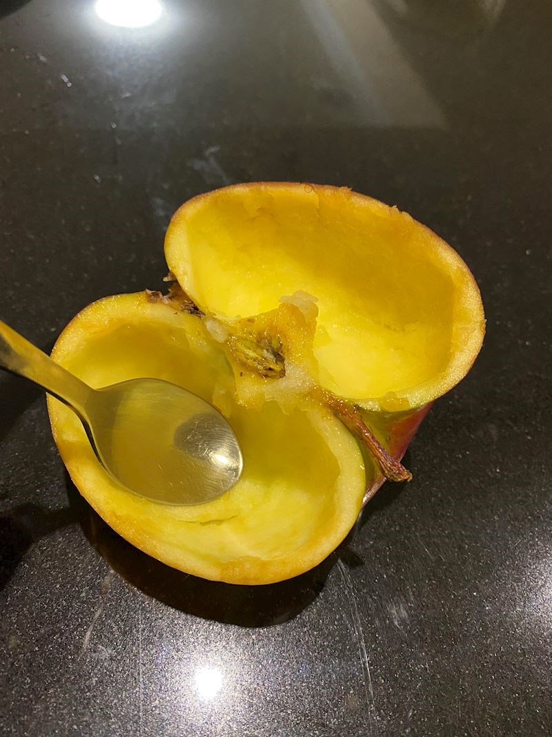 6. "Jeste li ikada vidjeli da netko ovako jede jabuku? Moj čudni muž tako voli jesti jer mu kora nije ukusna..."