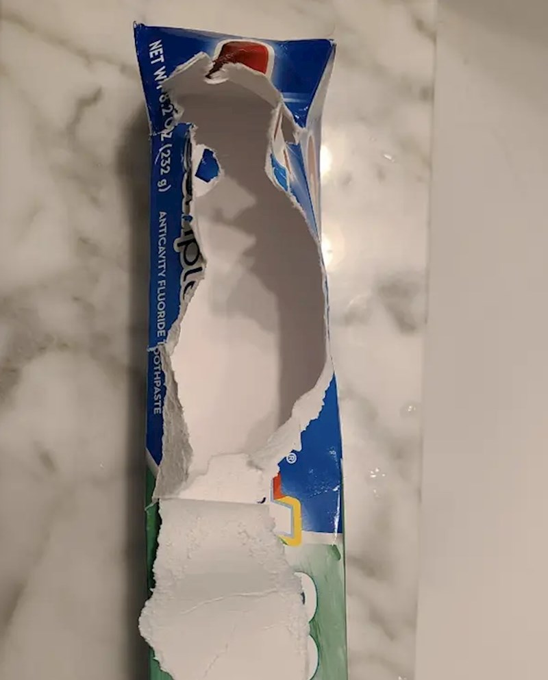 7. "Ovako otvara sva pakiranja, je li ovo još nekome totalno čudno osim meni?"