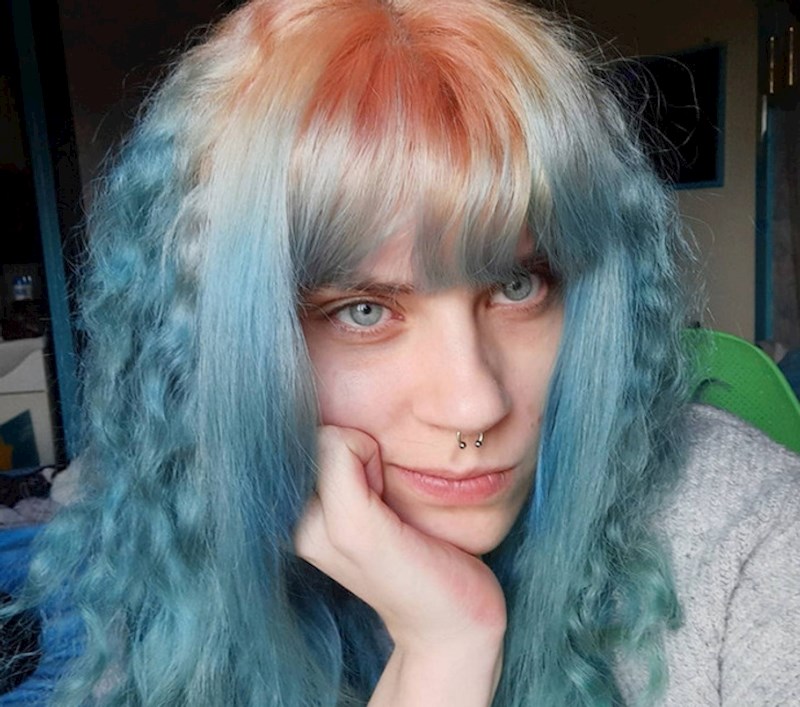 10. Nakon što je provela sate u salonu, nije bila zadovoljna konačnim rezultatom jer je htjela drugačiju nijansu plave boje