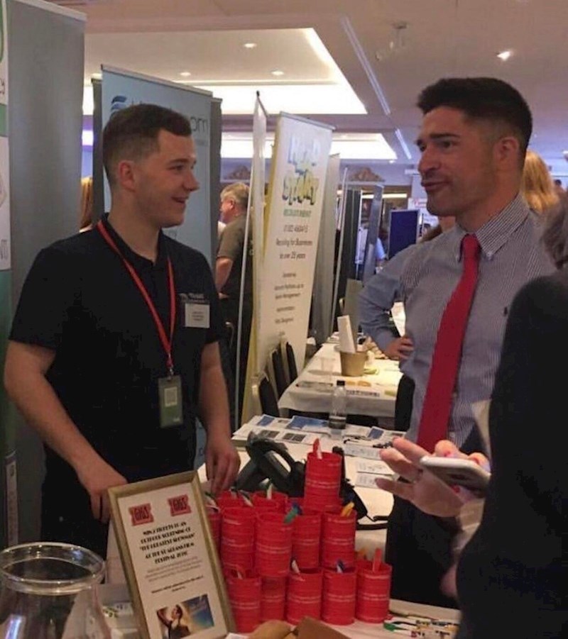 11. "Lik s desna izgleda kao da ima jako sitnu ruku"