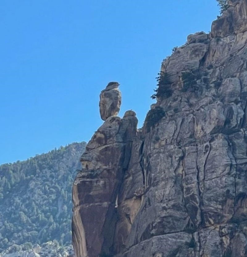 7. "Ovaj kamen izgleda kao orao koji čuva svoje gnijezdo."