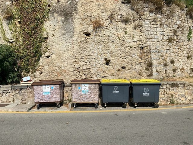 U jednom u Francuskoj su se mještani dosjetili i zakamuflirali kontenjere kako ne bi narušili izgled prirode.
