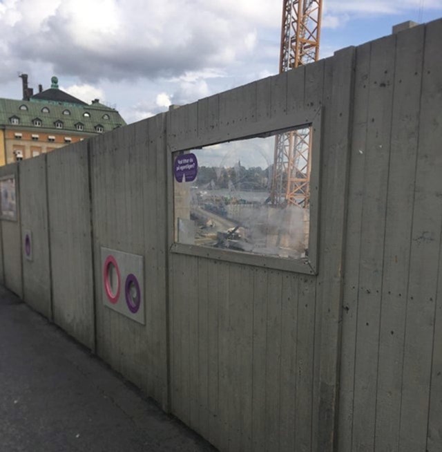 Ovaj prizor nastao je u Stockholmu, a pokazuje ogradu koja je dizajnirana tako da odrasli i djeca mogu promatrati gradilište i rijeku