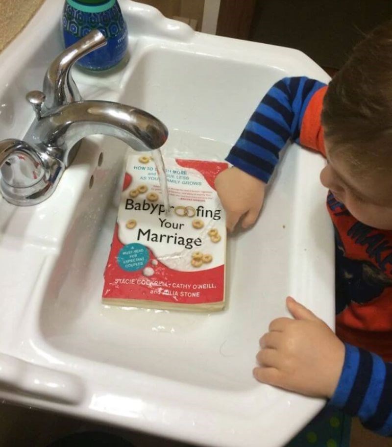 6. "Našla sam ga u kupaonici kako "utapa" ovu knjigu..."