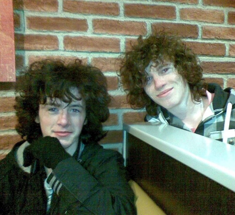 9. "Ja sam lik s lijeva, a lik s desna (moja kopija) je samo neki lik koji se našao u restoranu u istom trenutku"