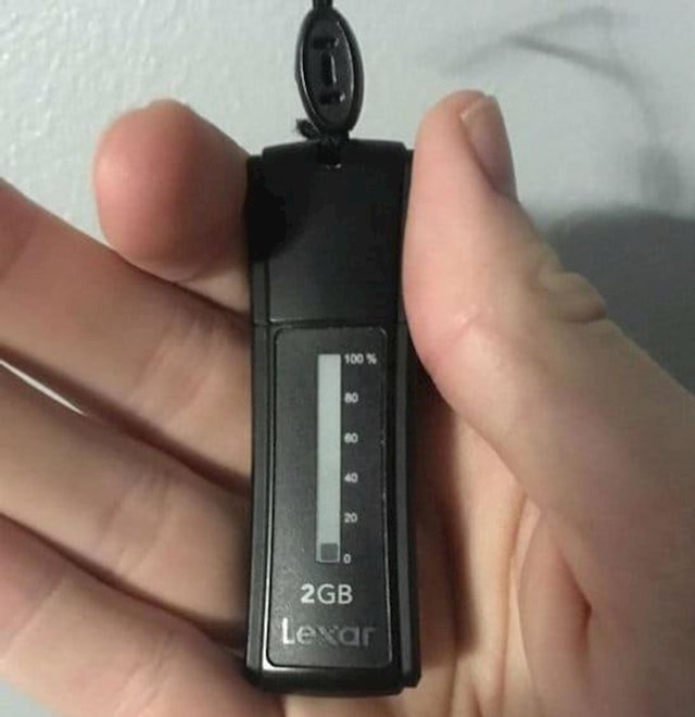 10. Usb koji bez uključivanja u računalo pokazuje koliko je prostora zauzeto