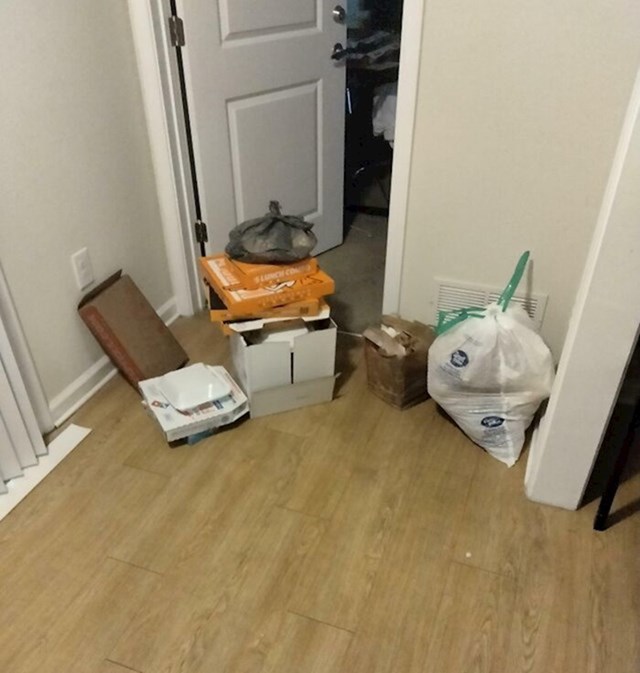 Lik nije htio bacati svoje smeće pa mu je cimerica sve ostavila ispred vrata spavaće sobe.