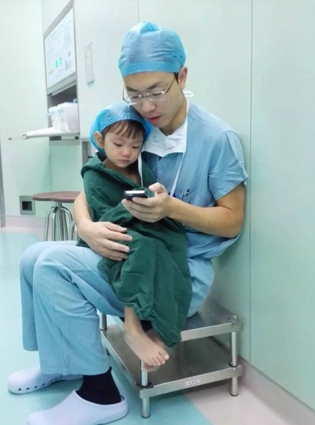 "Liječnik moje kćeri je sjedio s njom prije operacije kako bi se opustila."