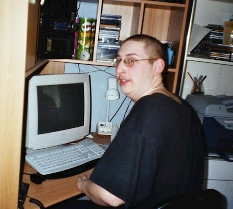 13. "Mama mi je pokazala ovu fotku. Tu imam 18 godina i samo se pitam tko je ovo čudovište?"