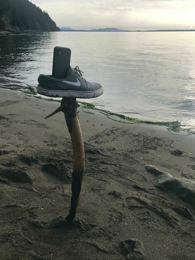 7. "Zaboravio sam uzeti držač za mobitel, a kako na plaži nije bilo nikoga da nas fotografira, morao sam improvizirati"