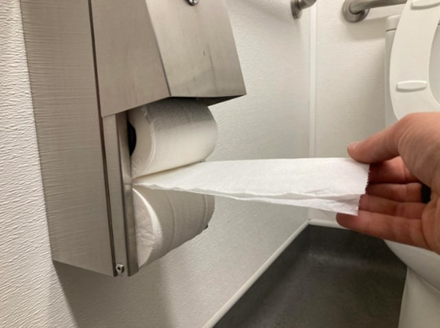 10. "Frendovi na faksu su pronašli način kako da ne koriste tanki sloj wc papira."