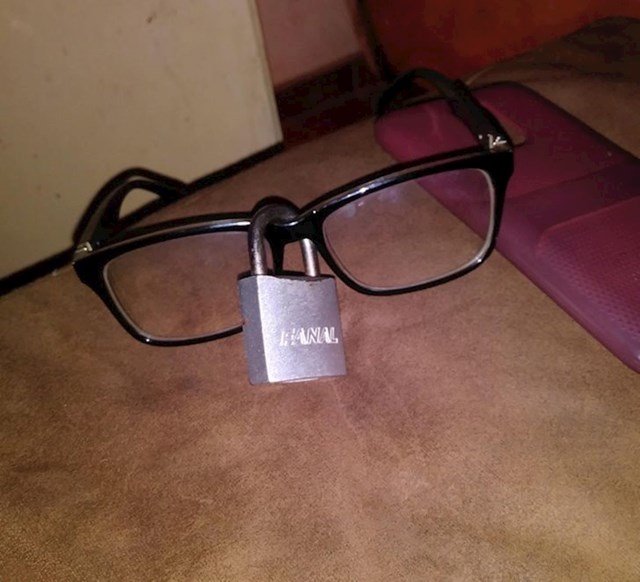 3. Brat mu je uzeo naočale i na njih stavio lokot, samo da bi shvatio da nema ključ...