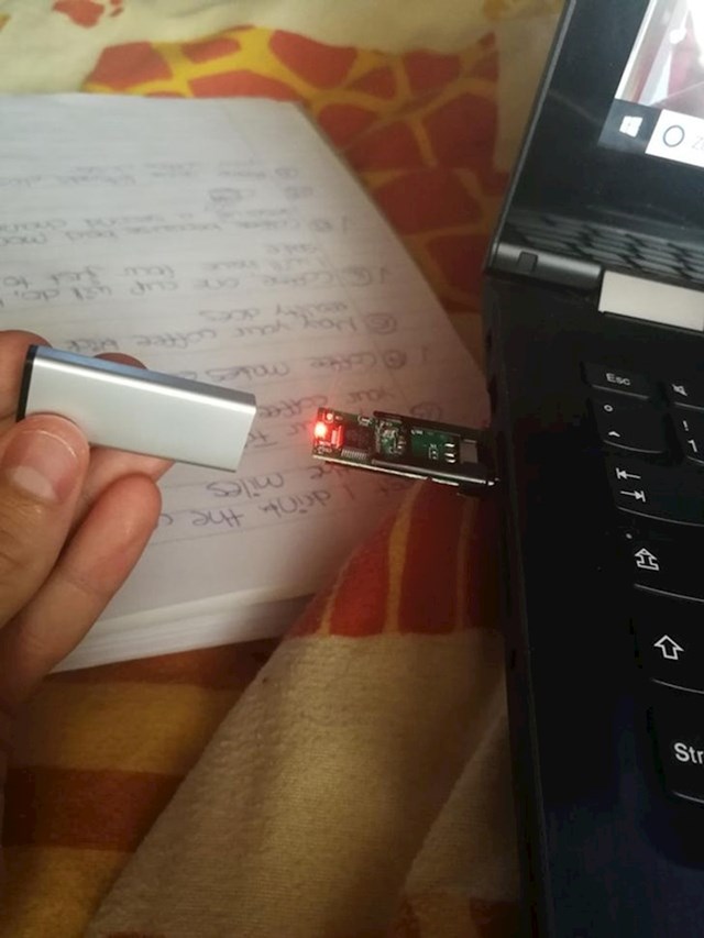 12. "Išao sam izvaditi USB iz laptopa kad se ovo dogodilo i totalno me izbacilo iz takta"