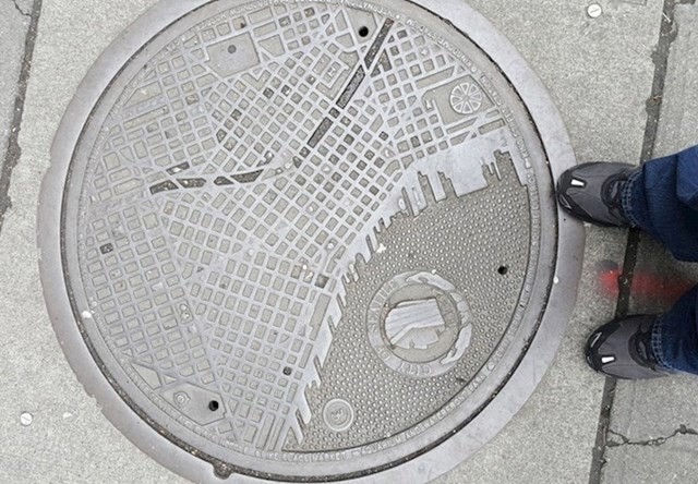 Poklopci za kanalizacijski šaht na sebi imaju kartu grada (Seattle, SAD).