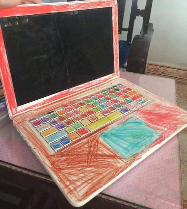 "Nikad, ali nikad ne ostavljajte laptop na milost i nemilost djeci"