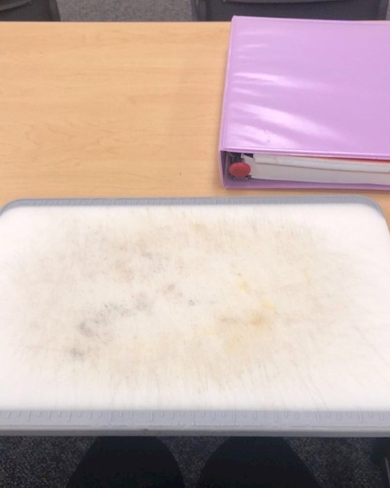 Ustala je jako rano, nije se naspavala. Mislila je da je ponijela laptop na predavanje. Zapravo je uzela dasku za rezanje.