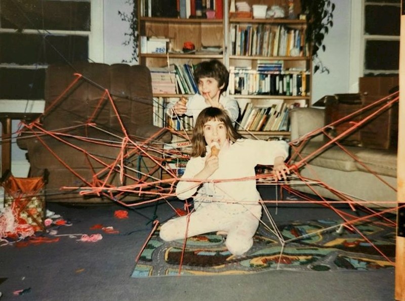 "Prijateljica i ja smo često znale bili maštovite dok smo se igrale. Na ovoj fotki smo od pređe napravile "paukovu" mrežu"