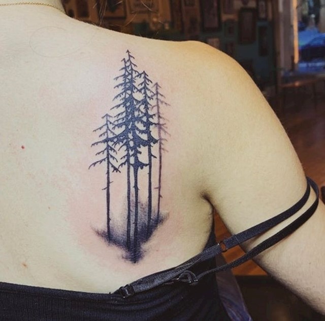 "Ovo je moja prva tetovaža na kojoj svako stablo predstavlja voljenu osobu u mom životu. Stablo koje blijedi predstavlja moju mamu koja je preminula kad sam bila mala"