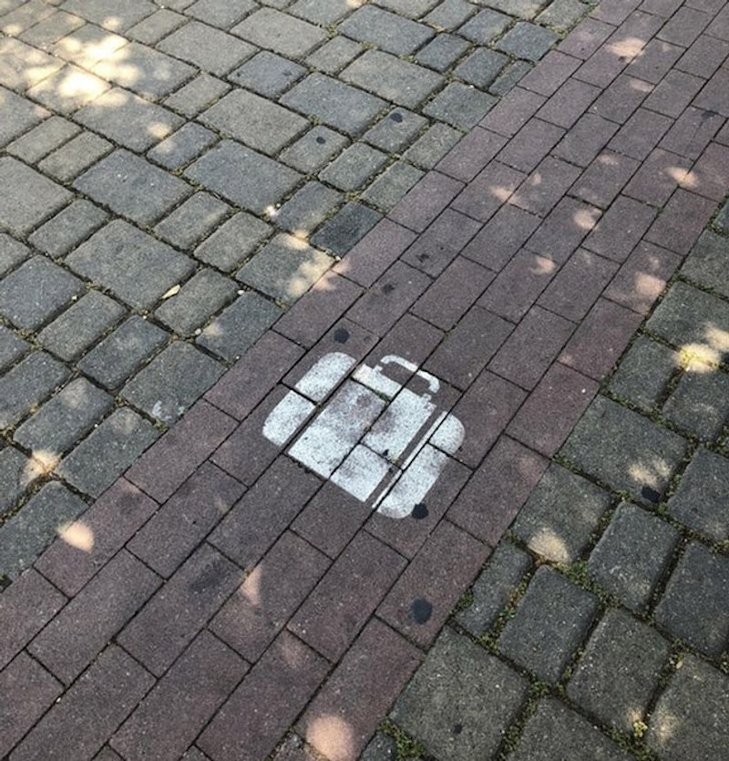 12. Netko je napravio poseban dio pločnika po kojem je lako voziti prtljagu