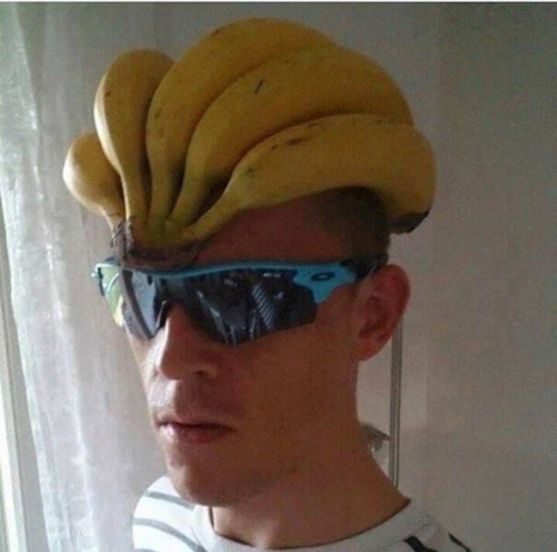 Pretvara se da nosi biciklističku kacigu?