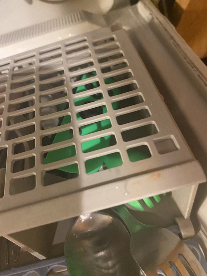 2. Pronašla sam igraću konzolu u perilici posuđa