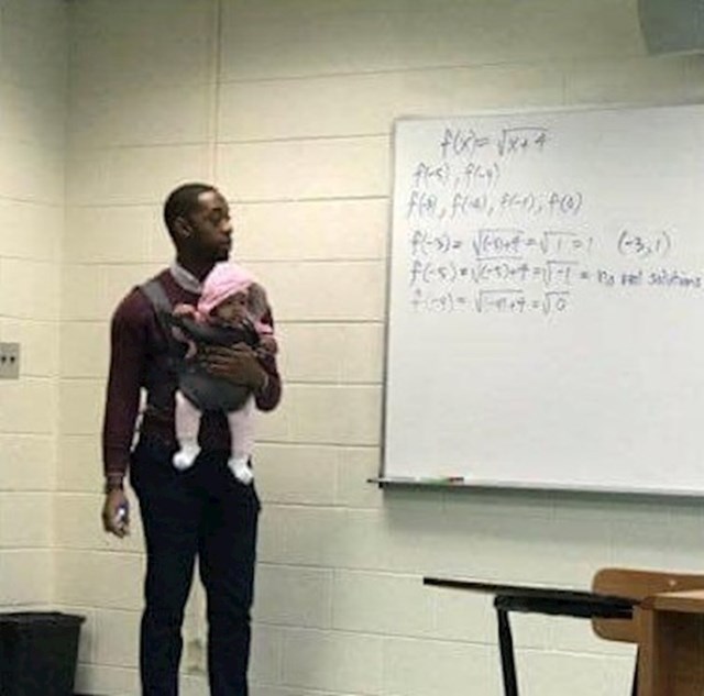 Studentica je došla s malenom kćeri na predavanje jer ju nije imao tko čuvati. Onda je njezin profesor rekao da će on držati djevojčicu da ona može raditi bilješke