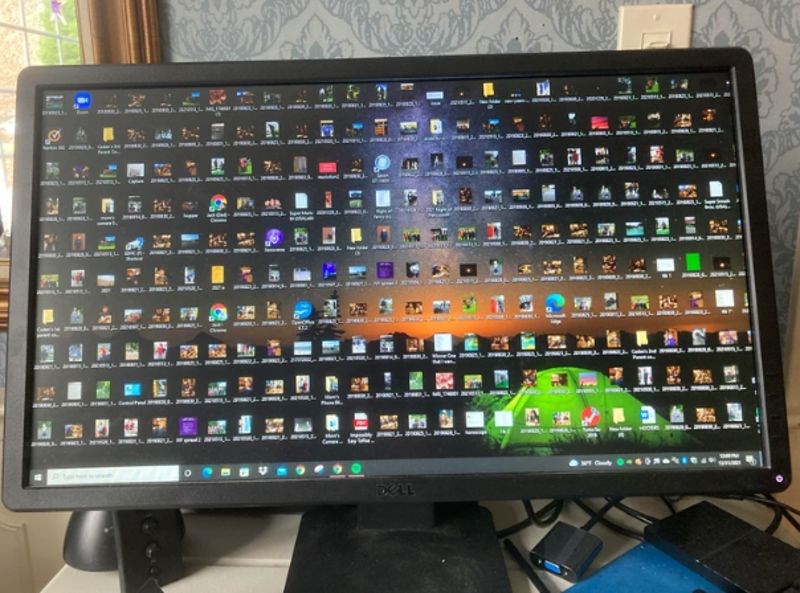 5. "Ovako izgleda radna površina na računalu moje mame. Želim vrištati kad ovo gledam!"