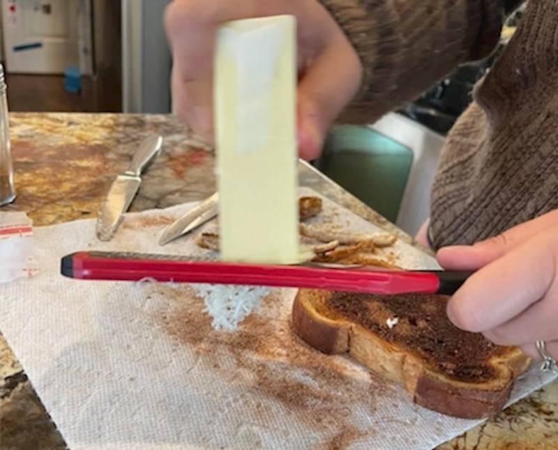 8. "Odlučila sam naribati maslac kako bih ga lakše razmazala po kruhu"