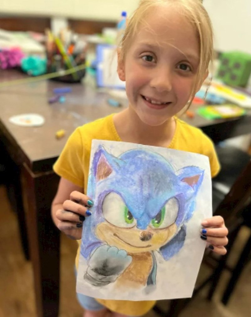 10. Djevojčica je ponosna jer je odlično nacrtala poznatog animiranog lika. Bravo!!