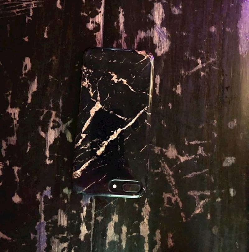 Dizajn na maski za mobitel i stolić.