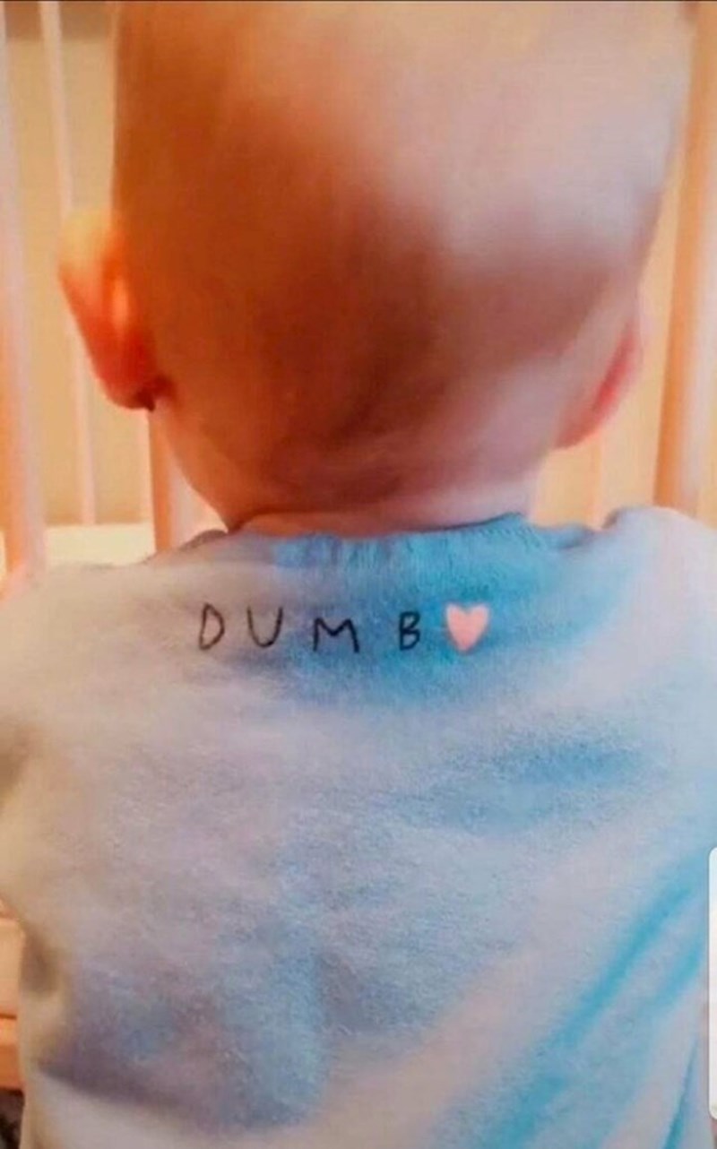 Trebalo je pisati Dumbo po sloniću iz crtića, ali sad izgleda kao da piše Dumb (glup).