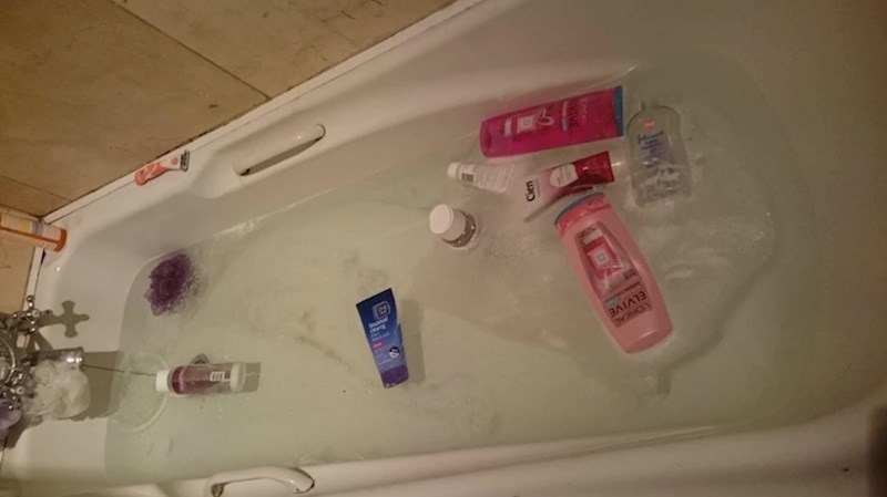 1. "Zamolila sam ga da mi pripremi kupku, ovo je njegova verzija"