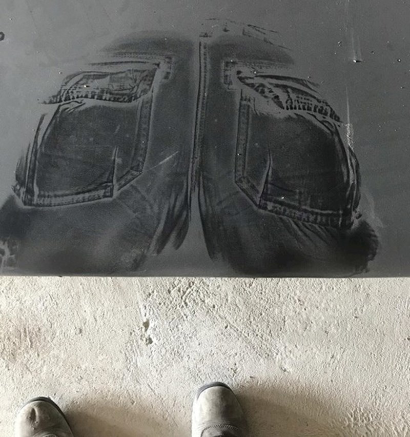 Sjeo je na površinu prekrivenu debelim slojem prašine. Kad je ustao, primijetio je nešto zanimljivo...