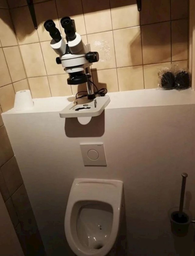 Netko je u muškom wc-u ostavio mikroskop iznad pisoara