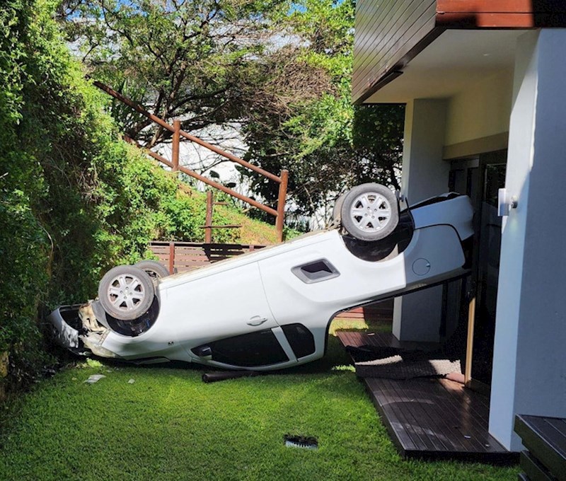 "Dostavljač je zaboravio podići ručnu i auto je pao u naše dvorište"
