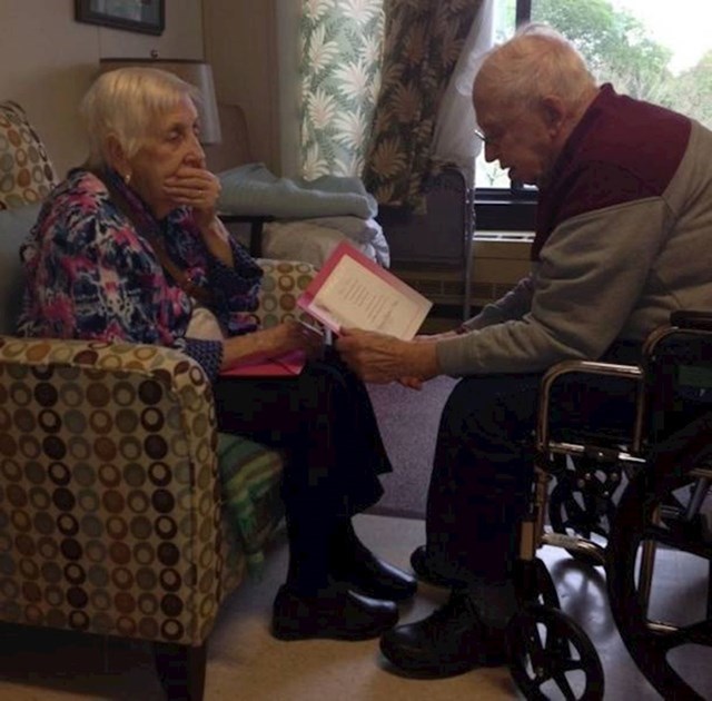 "Moj djed i baka u braku su 65 godina. Ona je prije 3 godine oslijepila, a on joj za svaki Majčin dan čita čestitke."