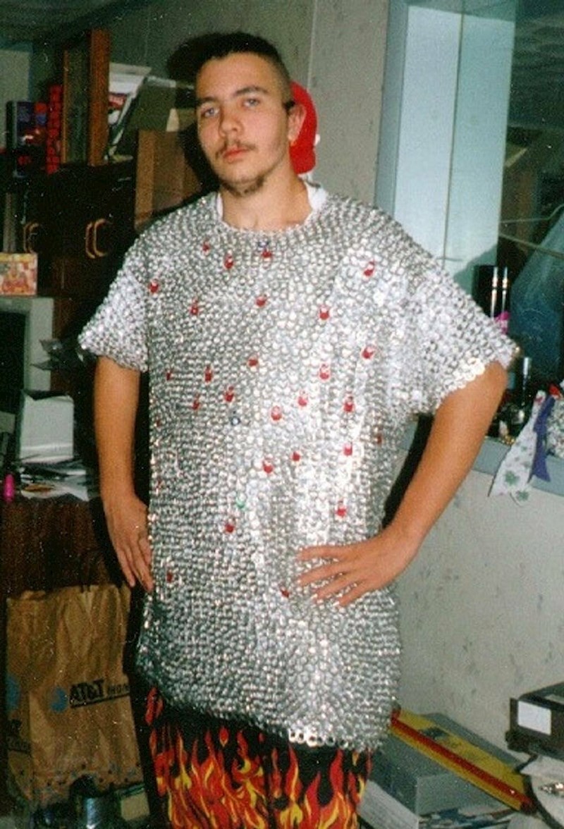 10. "Ovo je nastalo nekad oko 1998. godine, a majicu od otvarača limenke sam napravio u suradnji s dedom. Bio sam baš ponosan što smo je uspjeli napraviti"