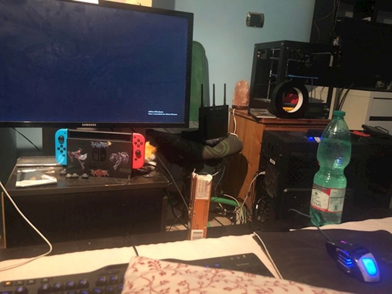 "Bio sam prelijen ustajati do stola i igrati igrice pa sam sve prebacio na noćni ormarić i mogu igrati iz kreveta"