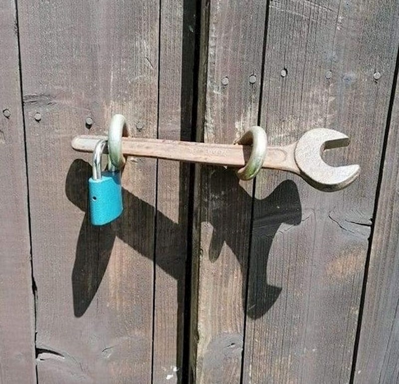 1. Trebali su osigurati da nitko neće otvoriti vrata, ali nisu imali odgovarajući lokot. No, pronašli su rješenje koje funkcionira