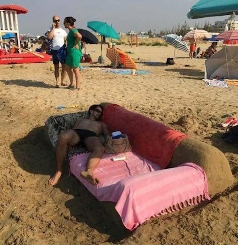A ovaj lik je sebi na plaži napravio nešto bolje od ležaljke...