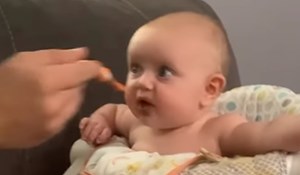 Ova beba ima urnebesnu reakciju svaki put kad ju roditelji hrane, video će vas nasmijati do suza