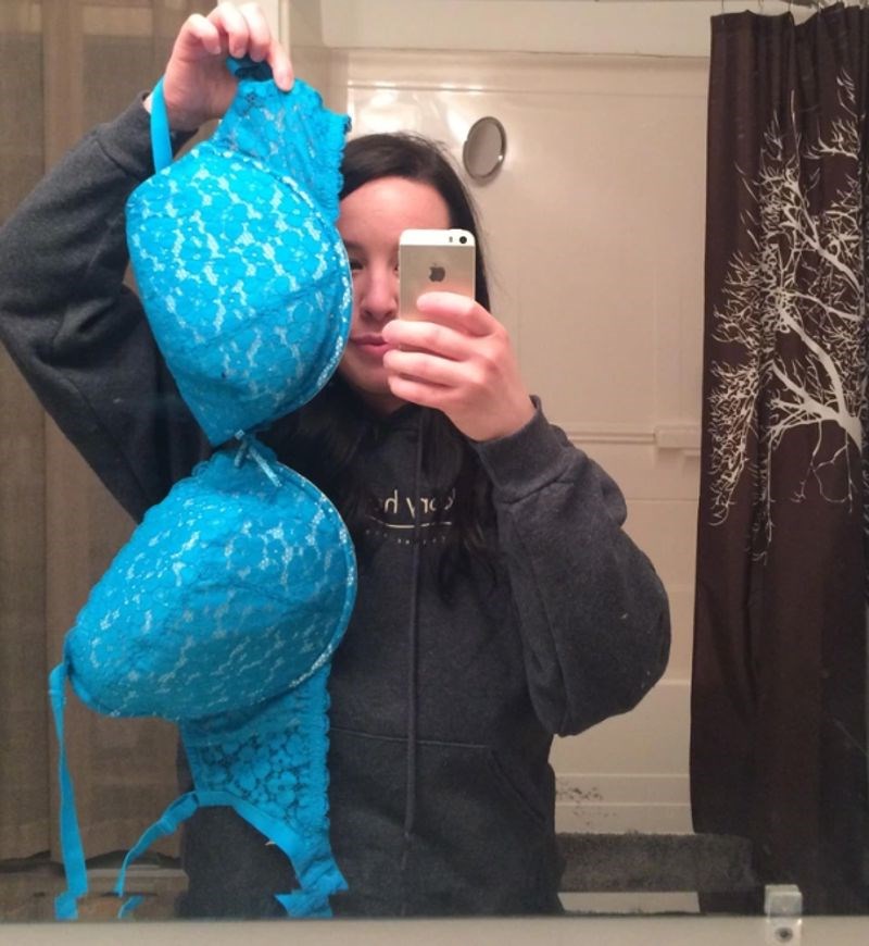 5. "Naručila sam grudnjak preko interneta. Mislim da je sigurno reći da mi neće pristajati."