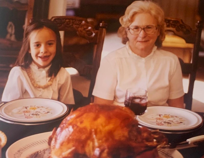 1. "Moja mama i njezina dadilja, fotografija je snimljena 1981. godine"