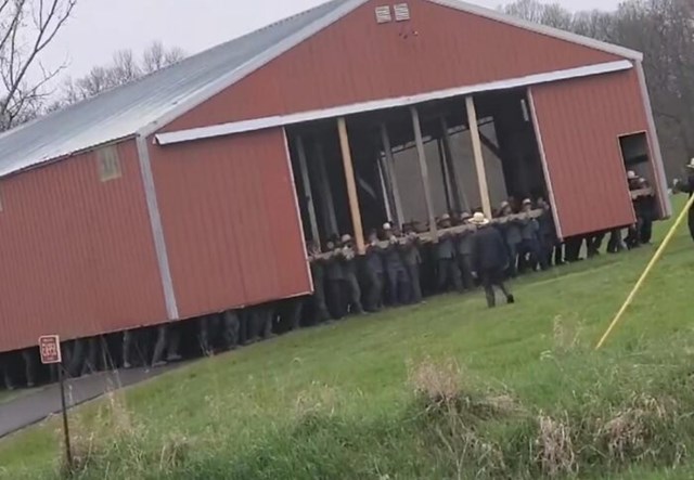 11. Skupilo se društvo i prenijelo zgradu (?)