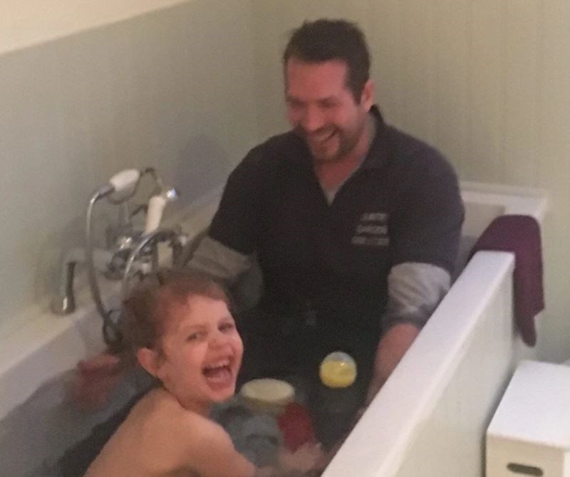 "Uskočio sam u kadu da nasmijem kćer. Sad mi je ovo naša najdraža slika"